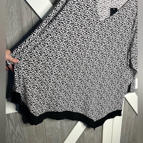 310. NWT Slim Factor by Investments Scrolling Ikat V-Neck 3/4 Handkerchief Hem - Picture 4 of 13